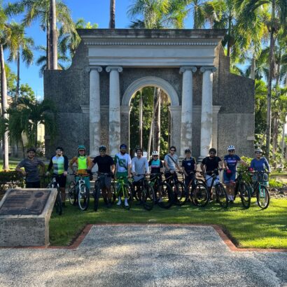 Miembros de la Asociación Estudiantil Ride a Bike del Recinto Universitario de Mayagüez frente al Pórtico de la institución.