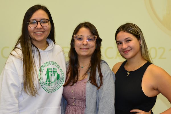 beca-fundación-vega-olivencia Desde la izquierda: Laura Delgado Ramos, Keishla M. González Acevedo y Mariliz Cardona Montalvo en la entrega de las primeras becas de la Fundación Vega Olivencia para estudiantes del Departamento de Química.