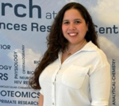 Graduate Student Yashira Rolón is given the ACS Women Chemists Committee (WCC) and Eli Lilly award