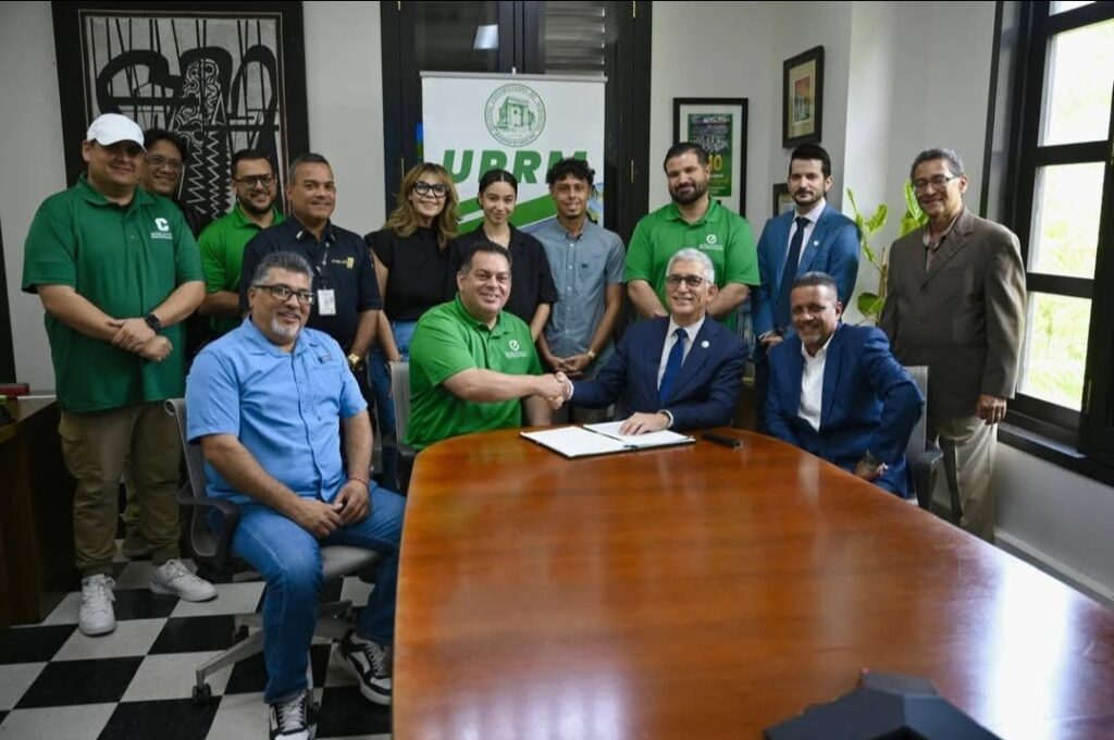 Firma de acuerdo colaborativo entre el RUM y el Municipio de Mayagüez