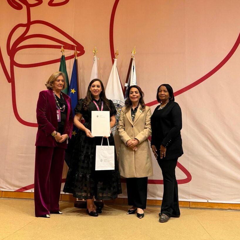 reconocen_catedratica