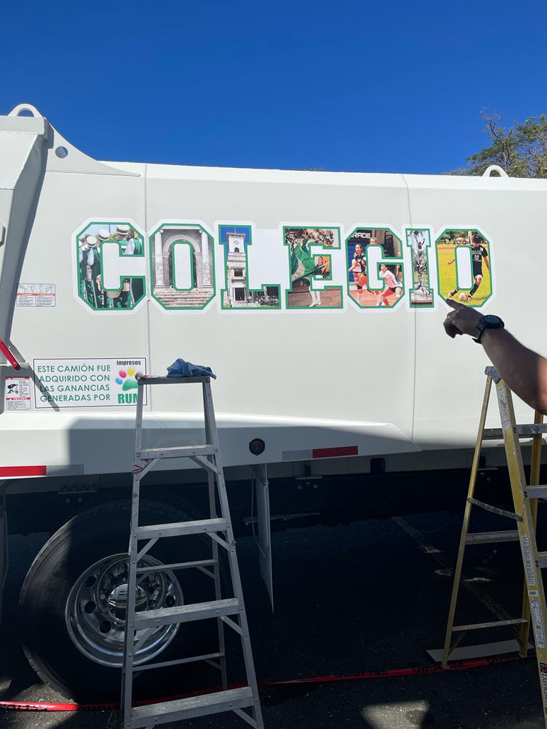 Camión compactador de basura con empapelado en vinil letras COLEGIO