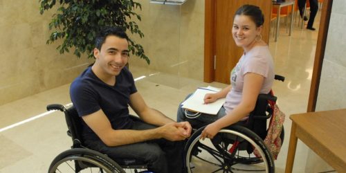 Imagen ilustrando dos estudiantes en sillas de rueda