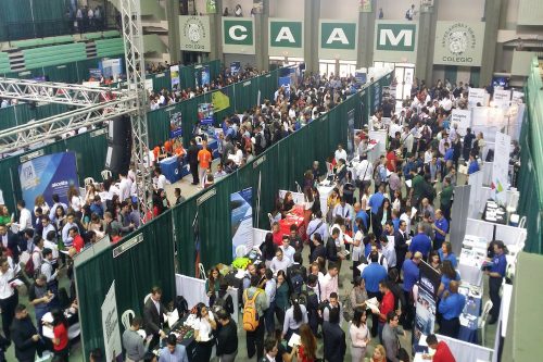 Oficina de Colocaciones estudiantes participando de la Feria de Empleos