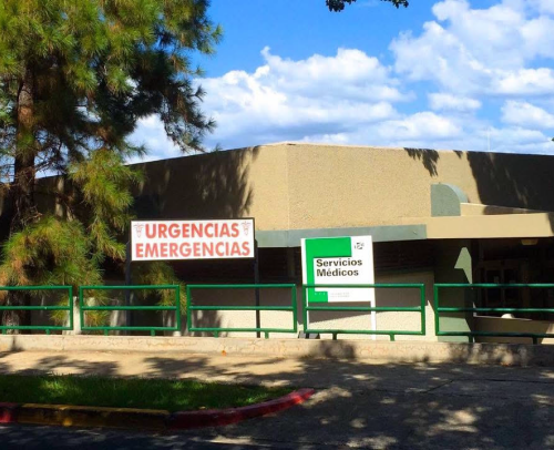 Imagen ilustrando la fachada y letrero en la entrada del edificio de Servicios Médicos