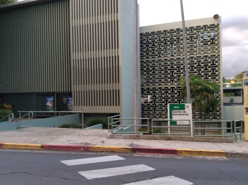 Imagen mostrando el letrero, la fachada y entrada principal del Centro de Estudiantes