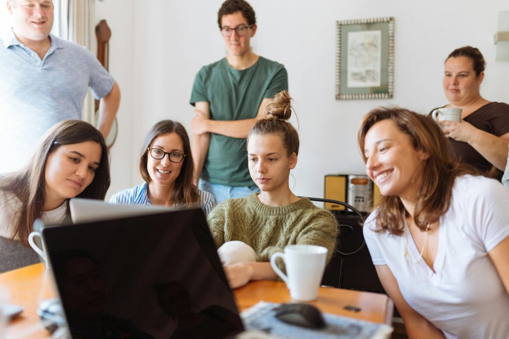 Estudiantes observan computadora