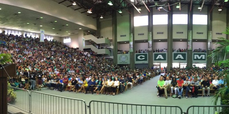 The UPRM Mangual gym, packed with hundreds of people who are giving a warm welcome to students at the English Department.