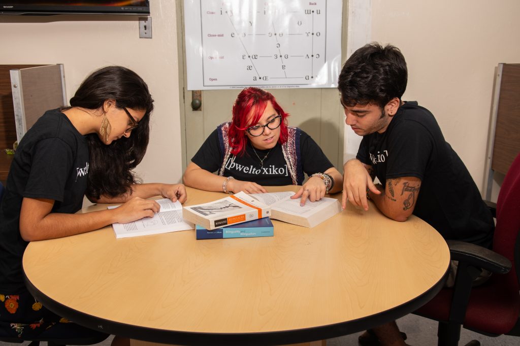 estudiantes leyendo