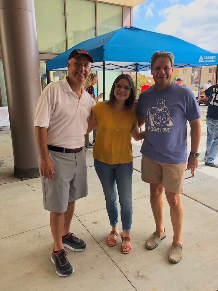 Raquel Ortiz junto al presidente y vicepresidente de Queens College
