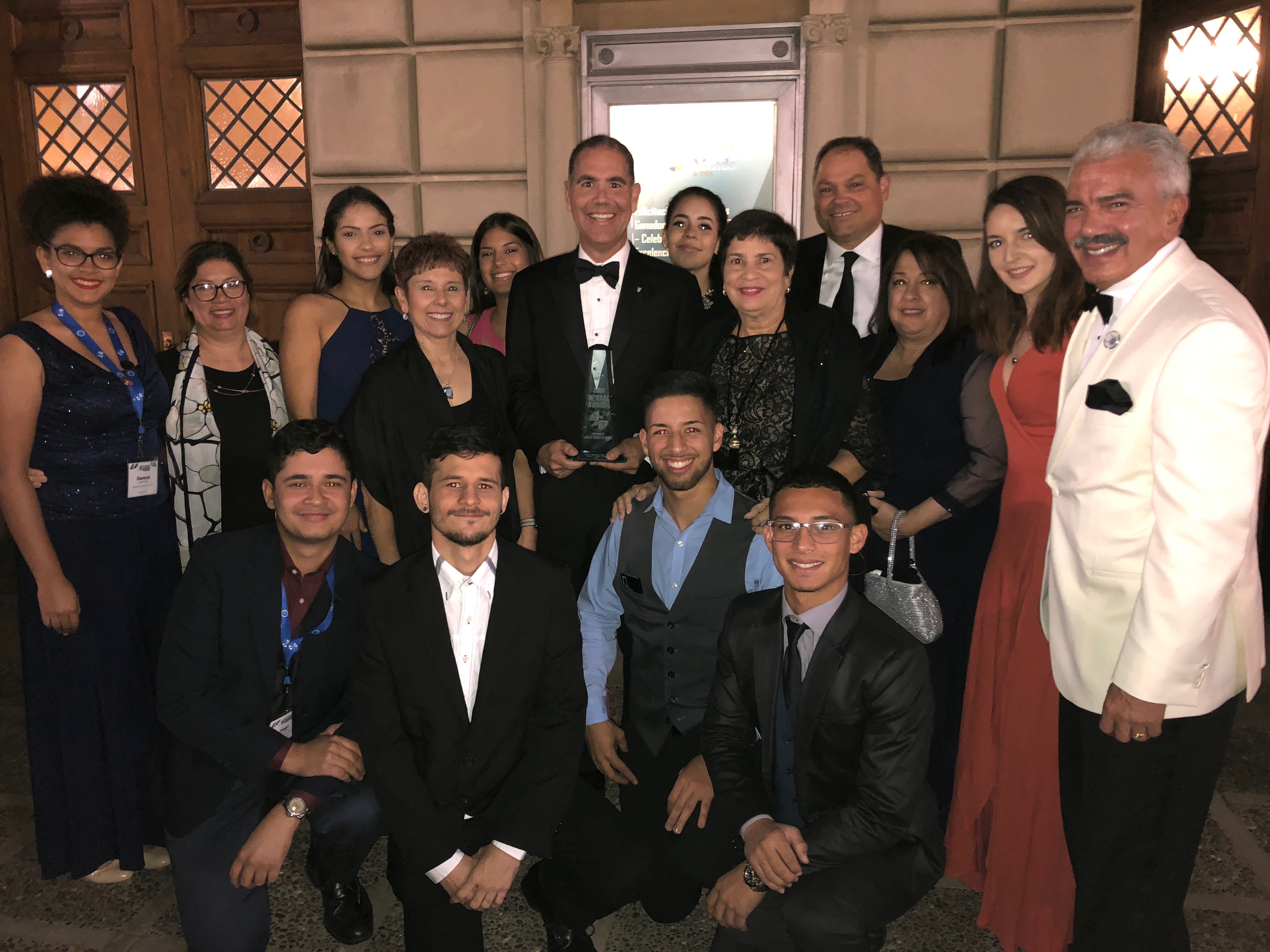 Students with UPR Mayaguez Alumni and HENAAC award winner Jose Sanchez Deputy Director of R&D Army Corps of Engineers.