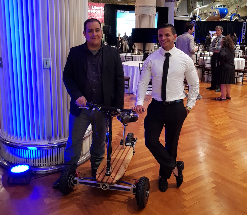 Desde la izquierda, el doctor Ricky Valentín acompañado del exalumno colegial Orlando Vélez Valentín. Muestran el Pegasus, otro de los prototipos que llevaron a la competencia.