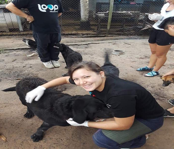Alexandra trabajó en el refugio de perros rescatados después de haber sido abandonados, golpeados o abusados. Suministrada