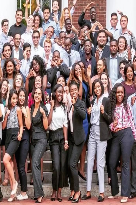 Junto a parte de la clase de 186 jóvenes admitidos al programa de verano de Harvard. (Suministrada)
