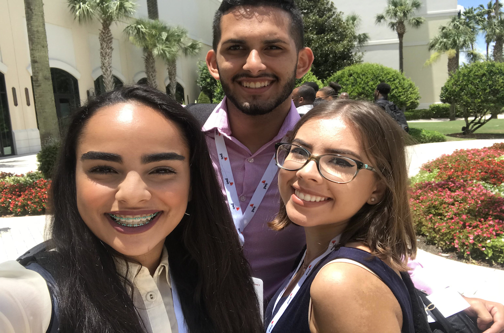Sara representó al Colegio en PwC junto a los colegiales Luis Acevedo y Frances Reyes, de Contabilidad. (Suministrada)