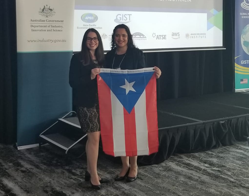 En la foto, Nelimar Muñoz y Maricely Ramírez, quien junto a Carolina Román conforman el equipo que obtuvo el segundo lugar en la competencia GIST APEC. Suministrada