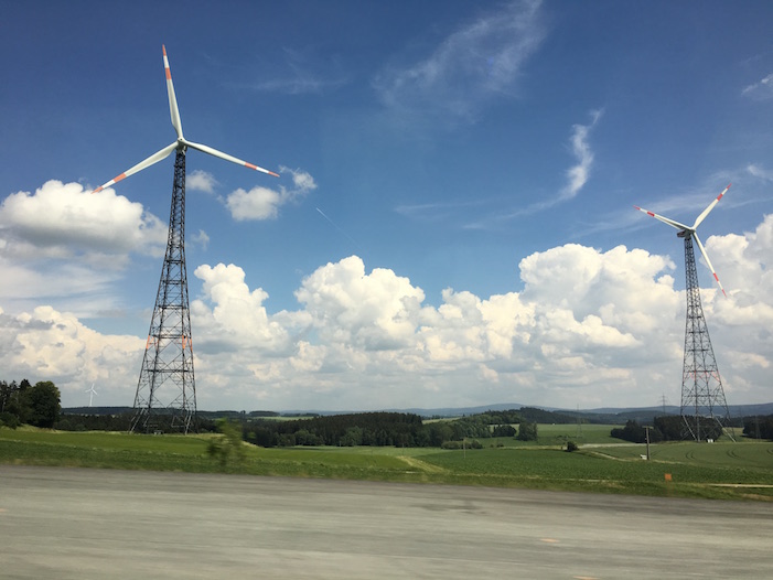 Los colegiales vieron en contexto cómo Alemania ha diversificado sus diversas fuentes de energía, con molinos de viento. Suministrada.
