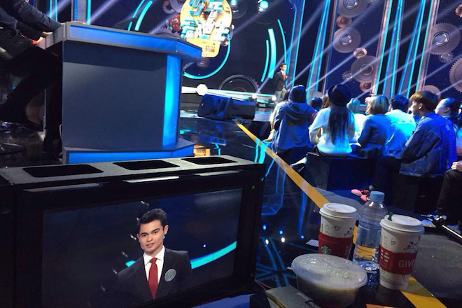 Rodeado de todos los elementos de un programa de televisión, el colegial explicó al público su sistema inteligente sustentable, como único puertorriqueño y latinoamericano en toda la competencia. Suministrada