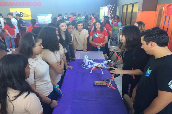 Integrantes del UAV Search and Rescue Research Project, durante una presentación en una escuela. Suministrada