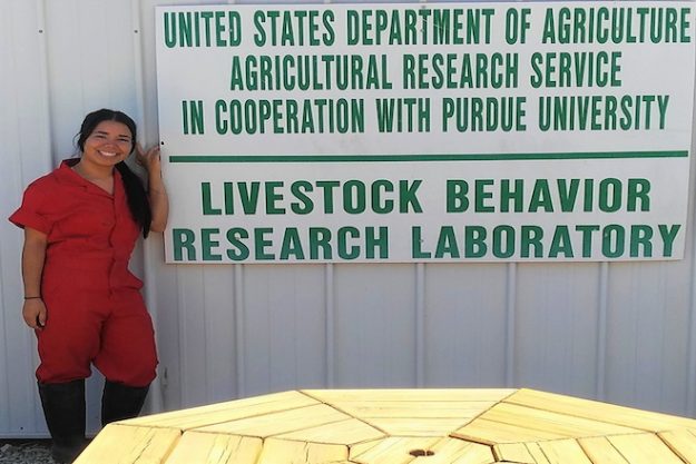 En Indiana se desempeñó como asistente de laboratorio de ganado por dos meses y medio en los que fue responsable de brindar apoyo a todos los científicos que conducen investigaciones en el centro. Suministrada