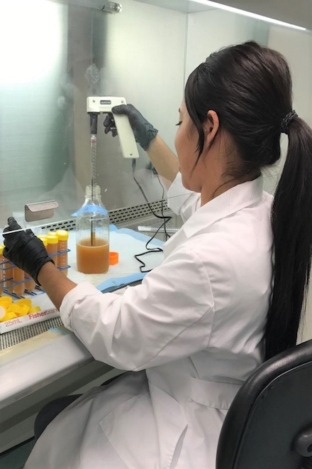 La colegial realizó diversas tareas en el laboratorio como sacar sangre, hacer necropsias, cirugías, administrar medicamentos y recolectar diferentes resultados de los experimentos. Suministrada