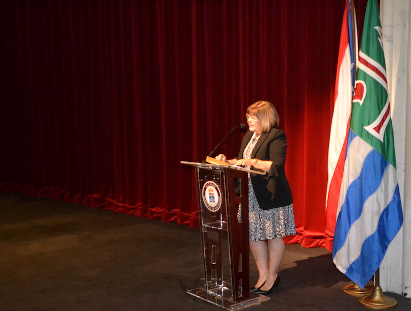 La profesora Wilma Santiago Gabrielini, rectora interina del RUM, felicitó al equipo boricua por su gesta, al igual que a los demás competidores de otros países. Foto Carlos Díaz/Prensa RUM