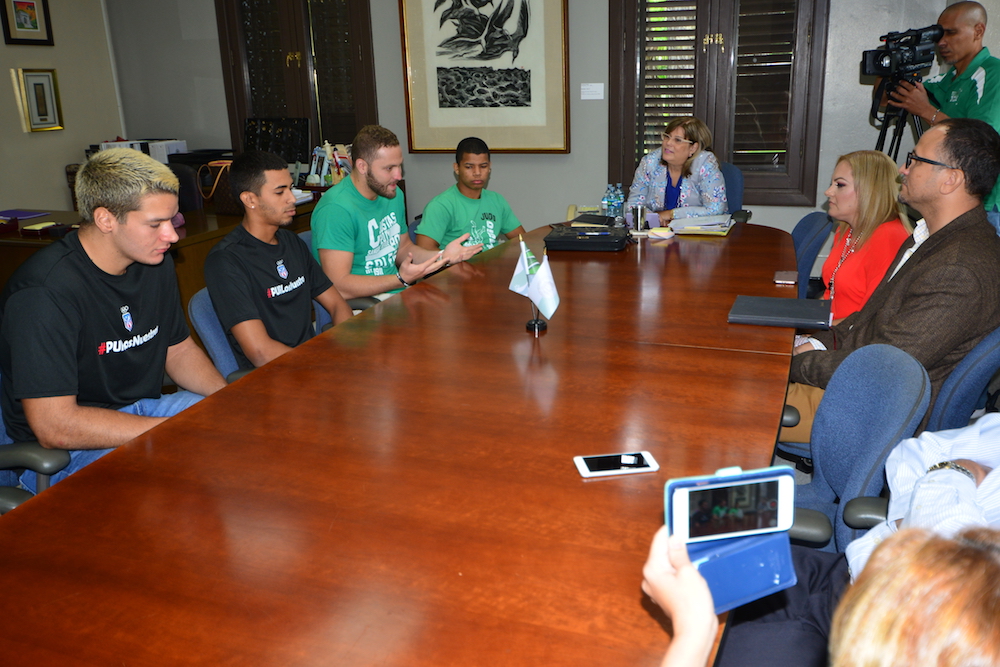 La rectora interina del RUM, Wilma L. Santiago Gabrielini recibió en su oficina a la delegación colegial que participó en los Juegos Centroamericanos y del Caribe Barranquilla 2018. Foto Carlos Díaz/Prensa RUM