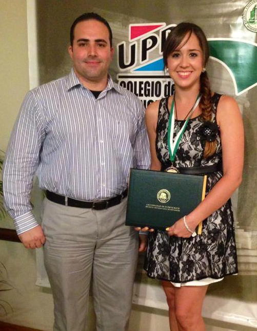 En esta foto, junto a su mentor en el RUM, el doctor Esbal Jiménez Cabán, con quien trabajó una investigación subgraduada. (Suministrada)