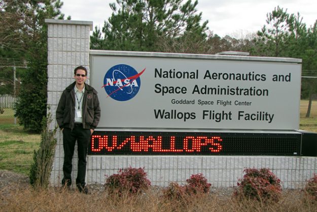 Christopher Ayala en la entrada de Wallops Flight Facility en Virginia. (Suministrada)
