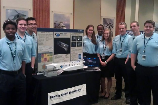Jonathan Grossen, segundo desde la izquierda, junto a los integrantes del equipo ganador en la competencia de Sikorsky Global Helicopters. (Suministrada)