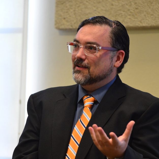 El doctor Matías Cafaro, decano asociado de investigación de Artes y Ciencias. Foto Carlos Díaz/Prensa RUM