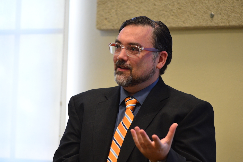 El doctor Matías Cafaro, decano asociado de investigación de Artes y Ciencias. Foto Carlos Díaz/Prensa RUM