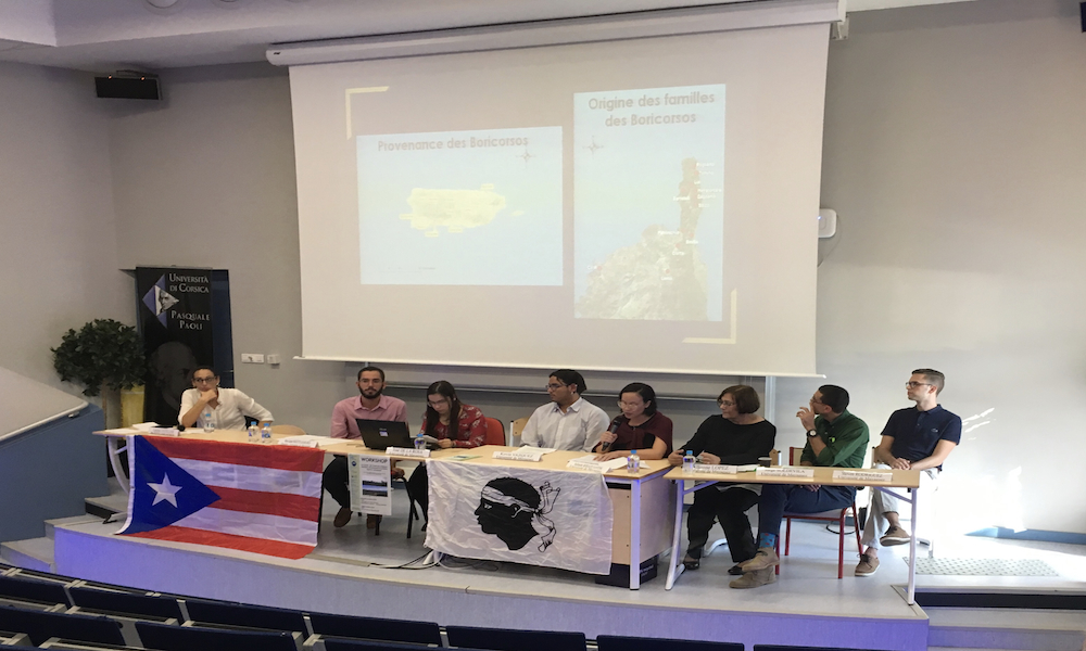 Los estudiantes del RUM, acompañados por las profesoras Marie J. Paoletti Casablanca y Laetizia Castellani, durante la presentación de los Boricorsos. (Suministrada)