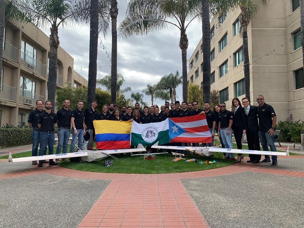 El equipo RUM Air Design del Recinto Universitario de Mayagüez (RUM) obtuvo primer lugar en la presentación técnica de la categoría de avión Regular Class, durante la competencia SAE Aero Design, que se llevó a cabo recientemente en Van Nuys, California. Suministrada