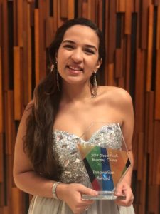 La joven emprendedora se alzó con el Premio Innovación, tras compartir en el foro internacional, su aplicación UnderstHand, que busca facilitar la comunicación entre la comunidad sorda y los profesionales de la salud. Suministrada