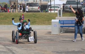 El UPRM Moonbuggy Engineering Team del Recinto Universitario de Mayagüez (RUM), ganó el primer lugar en la categoría universitaria del NASA Human Exploration Rover Challenge. Suministrada