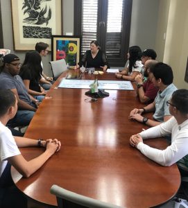 La rectora interina del Recinto, Wilma L. Santiago Gabrielini recibió al equipo ganador en su Oficina y los felicitó por su gesta. Suministrada