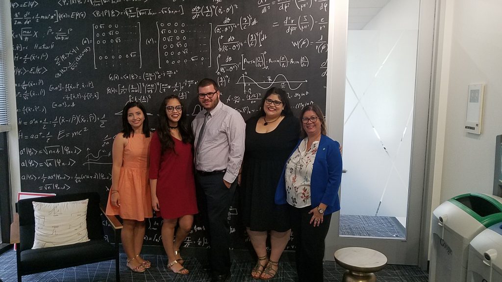 En el orden acostumbrado: Lianne Sánchez, Kristalys Ruiz, Fernando A. Rodríguez, Jainel M. Torres, junto a la doctora Nayda Santiago en la graduación del Google Tech.