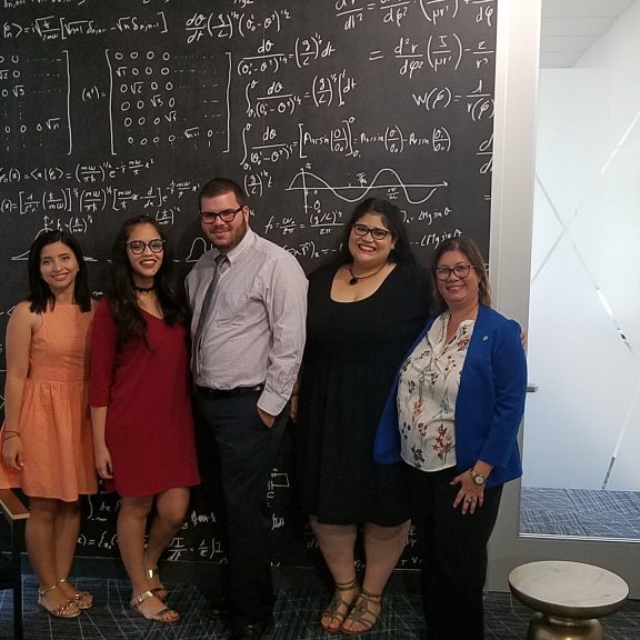 En el orden acostumbrado: Lianne Sánchez, Kristalys Ruiz, Fernando A. Rodríguez, Jainel M. Torres, junto a la doctora Nayda Santiago en la graduación del Google Tech. En el orden acostumbrado: Lianne Sánchez, Kristalys Ruiz, Fernando A. Rodríguez, Jainel M. Torres, junto a la doctora Nayda Santiago en la graduación del Google Tech.
