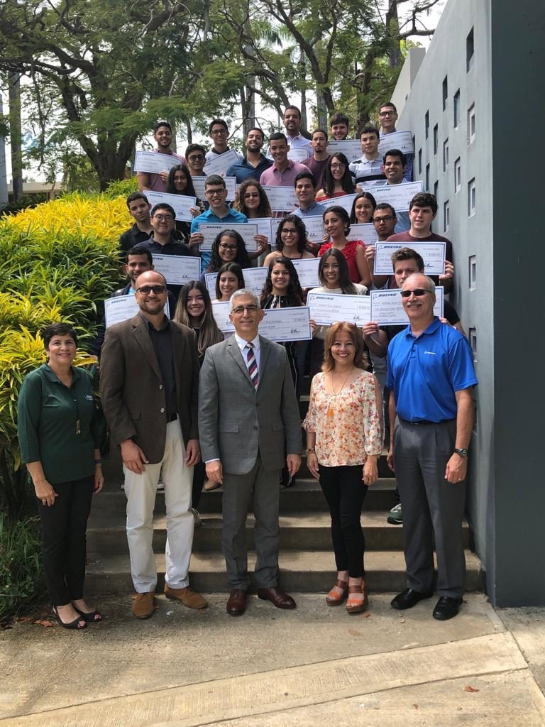 La empresa Boeing otorgó becas de $1,000 a 36 alumnos de las Facultades de Ingeniería y Administración de Empresas (ADEM) del Recinto Universitario de Mayagüez (RUM). Suministrada