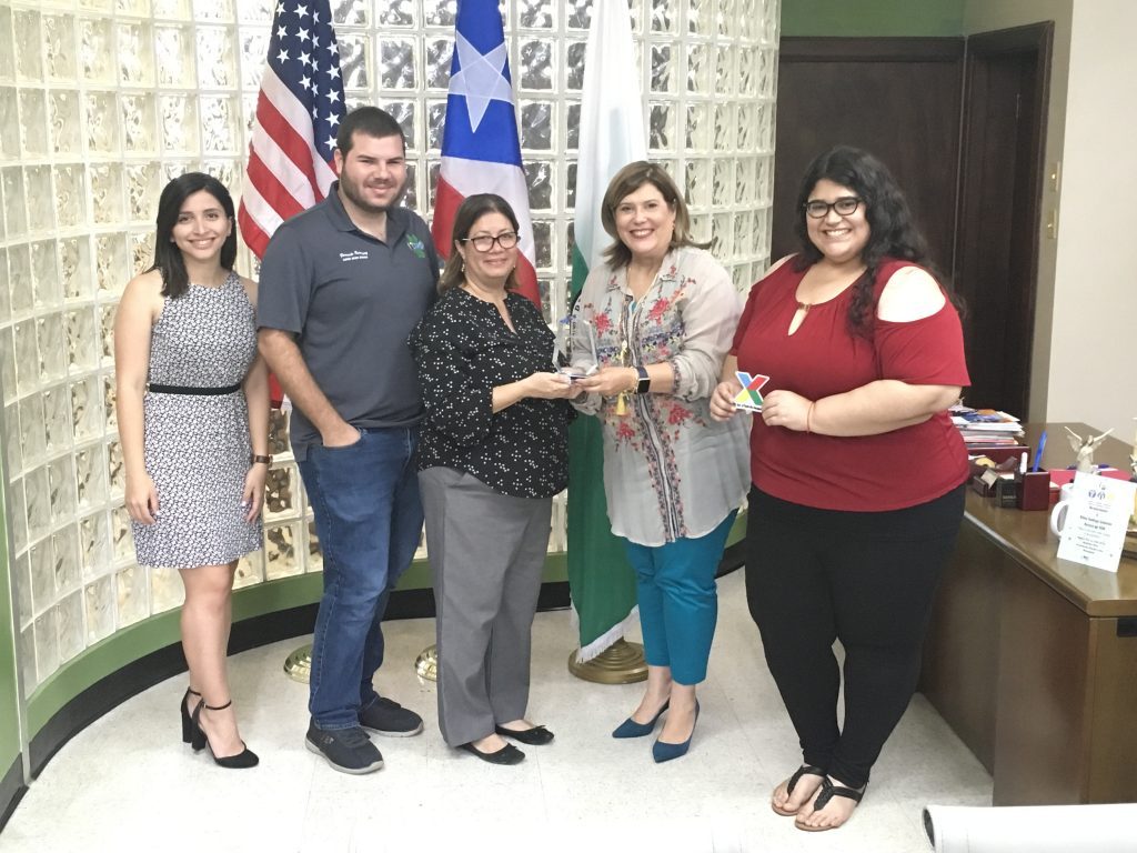 Durante la graduación del programa, los jóvenes recibieron un premio, galardón que entregaron a la Rectora interina, Wilma L. Santiago Gabrielini. (Rebecca Carrero/Prensa RUM)