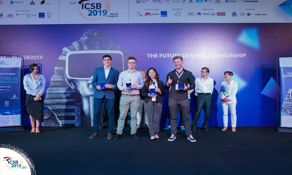 La colegial Jahannie Torres también ganó un primer lugar en la competencia de pitch o lanzamiento de una idea empresarial, junto a su grupo integrado por Maik Wendland, de Alemania; Florent Fournon, de Francia; y Ramy Hasan, de Egipto. (Foto cortesía de ICSB)