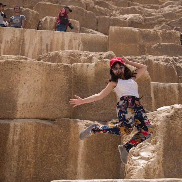 Foto-3-3 Como parte de la Academia de estudiantes, los participantes visitaron lugares turísticos de Egipto como las famosas pirámides. (Foto cortesía de ICSB)