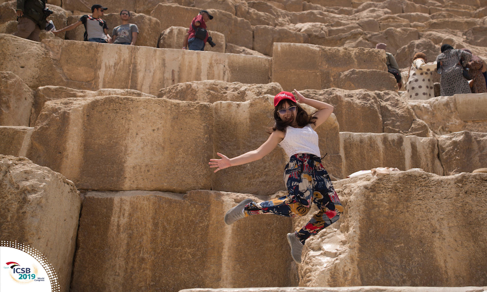 Como parte de la Academia de estudiantes, los participantes visitaron lugares turísticos de Egipto como las famosas pirámides. (Foto cortesía de ICSB)