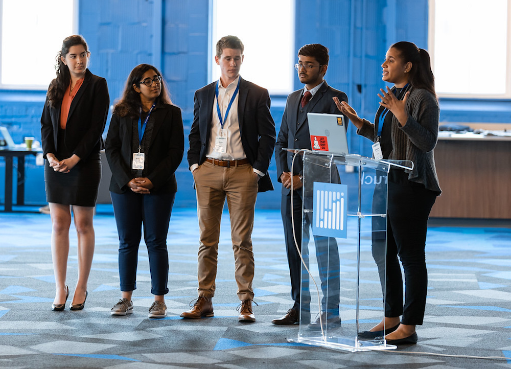 El reto, en el que participó junto a cuatro estudiantes del Georgia Institute of Technology, consistía de un caso hipotético de transportación y logística en el que el grupo tenía que desarrollar un plan para una compañía que se estaba expandiendo al sureste de los Estados Unidos de América. En el podio, Marlene. Suministrada El reto, en el que participó junto a cuatro estudiantes del Georgia Institute of Technology, consistía de un caso hipotético de transportación y logística en el que el grupo tenía que desarrollar un plan para una compañía que se estaba expandiendo al sureste de los Estados Unidos de América. En el podio, Marlene. Suministrada
