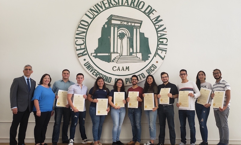 La representante por el Distrito 19 de la Cámara de Representantes, Maricarmen Mas Rodríguez (segunda desde la izquierda), reconoció el excelente desempeño del equipo Lunar Exploration and Access to Polar Region (LEAPR) del Recinto Universitario de Mayagüez (RUM), cuyos integrantes alcanzaron el primer lugar en el 2019 Revolutionary Aerospace Systems Concepts Academic Linkage (RASC-AL) Forum, evento de la Administración Nacional de la Aeronáutica y del Espacio (NASA). En la foto una delegación del equipo y el rector Rullán. Foto Mariam Ludim Rosa/Prensa RUM La representante por el Distrito 19 de la Cámara de Representantes, Maricarmen Mas Rodríguez (segunda desde la izquierda), reconoció el excelente desempeño del equipo Lunar Exploration and Access to Polar Region (LEAPR) del Recinto Universitario de Mayagüez (RUM), cuyos integrantes alcanzaron el primer lugar en el 2019 Revolutionary Aerospace Systems Concepts Academic Linkage (RASC-AL) Forum, evento de la Administración Nacional de la Aeronáutica y del Espacio (NASA). En la foto una delegación del equipo y el rector Rullán. Foto Mariam Ludim Rosa/Prensa RUM