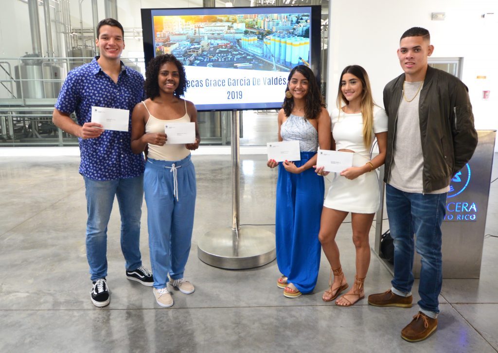 Cinco atletas del Recinto Universitario de Mayagüez (RUM) recibieron la beca Grace García de Valdés que otorgó, por primera vez, la Cervecera de Puerto Rico. Foto Carlos Díaz/Prensa RUM