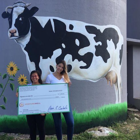 El equipo recibió un premio de $1,500. Suministrada El equipo recibió un premio de $1,500. Suministrada