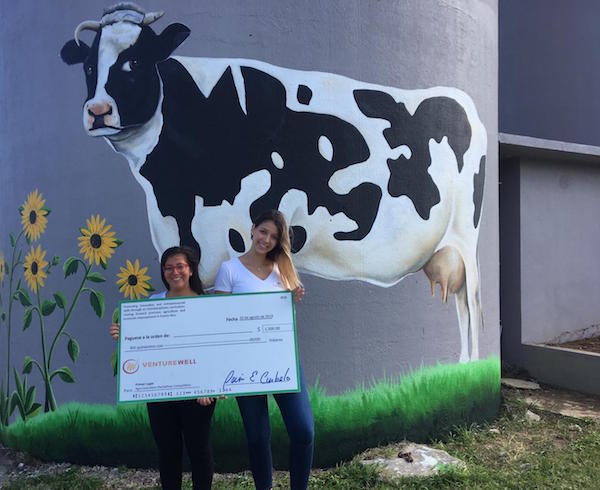 El equipo recibió un premio de $1,500. Suministrada