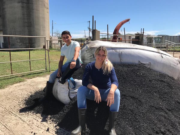 Con un novel diseño de un sistema de camas para vacas que busca aumentar el bienestar del animal, así como incrementar su producción y longevidad, un grupo de cuatro estudiantes del Recinto Universitario de Mayagüez (RUM), obtuvo el primer lugar en el Agro-Innovation Hackathon. Suministrada